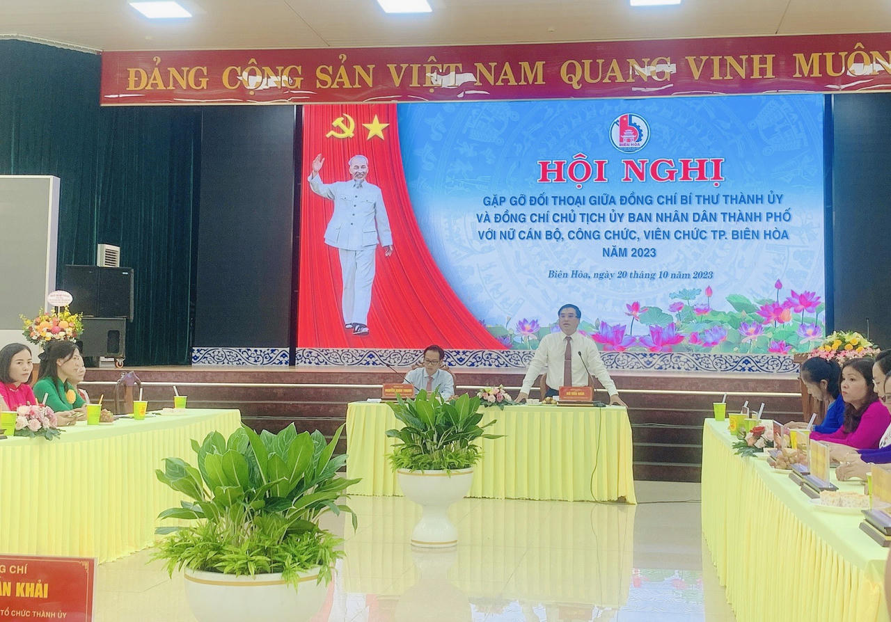 Đối thoại với nữ cán bộ nhân dịp kỷ niệm 93 năm ngày thành lập Hội LHPN Việt Nam