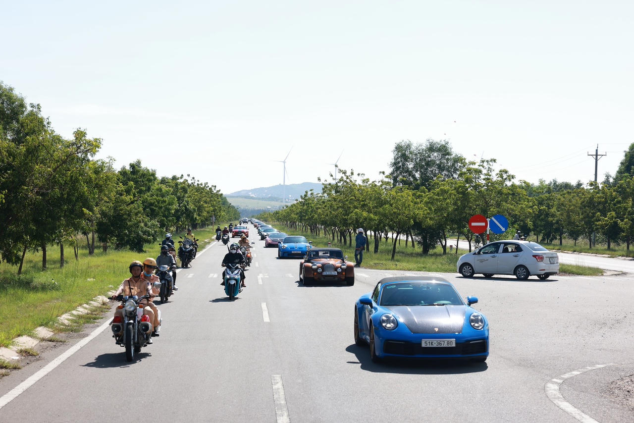 Lễ hội diều và diễu hành siêu xe tại Bình Thuận: Rực rỡ cung đường Bàu Trắng