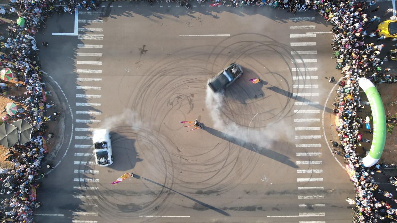 Lễ hội diều và diễu hành siêu xe tại Bình Thuận: Rực rỡ cung đường Bàu Trắng