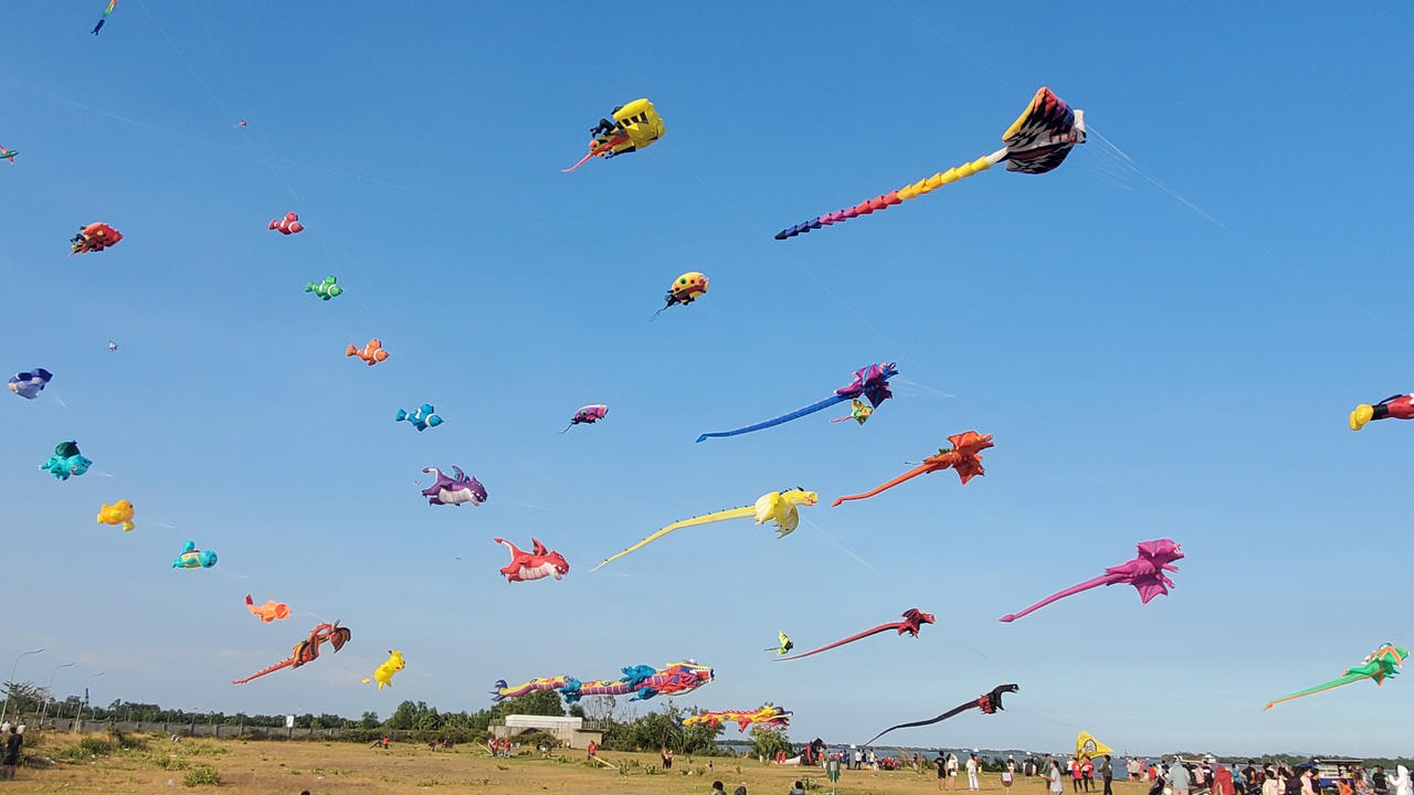 Lễ hội diều và diễu hành siêu xe tại Bình Thuận: Rực rỡ cung đường Bàu Trắng