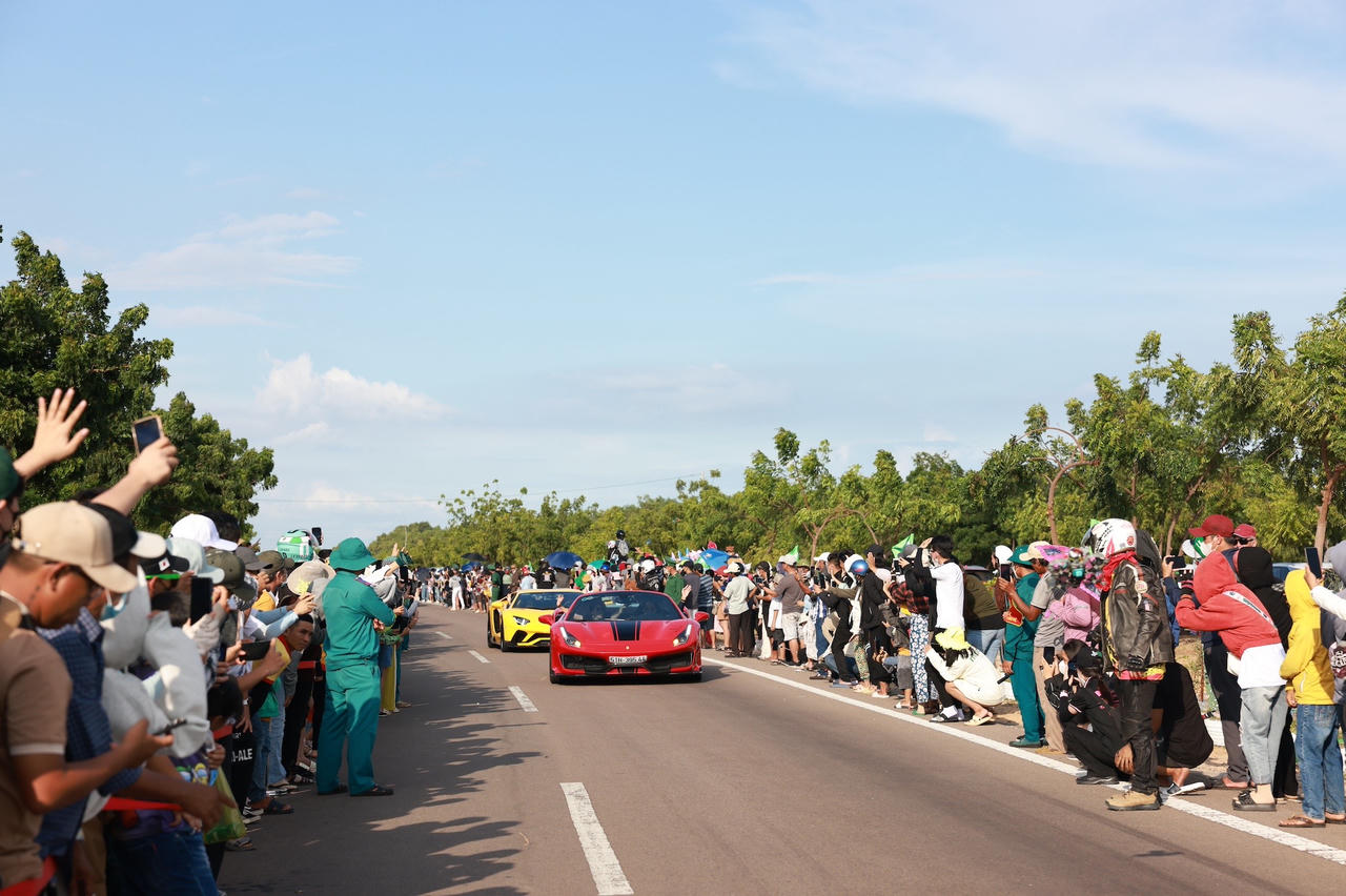 Lễ hội diều và diễu hành siêu xe tại Bình Thuận: Rực rỡ cung đường Bàu Trắng