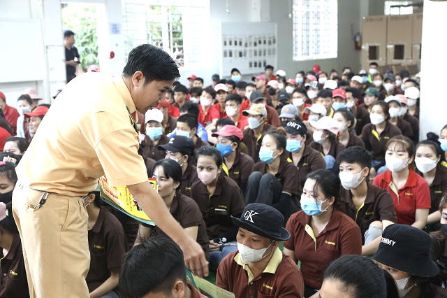Tuyên truyền pháp luật cho hơn 300 công nhân ở Bình Dương