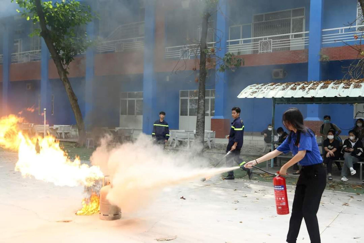 Hơn 300 sinh viên tập huấn kỹ năng thoát nạn, chữa cháy