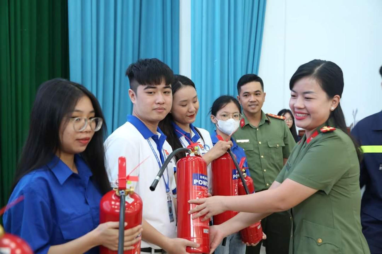 Hơn 300 sinh viên tập huấn kỹ năng thoát nạn, chữa cháy