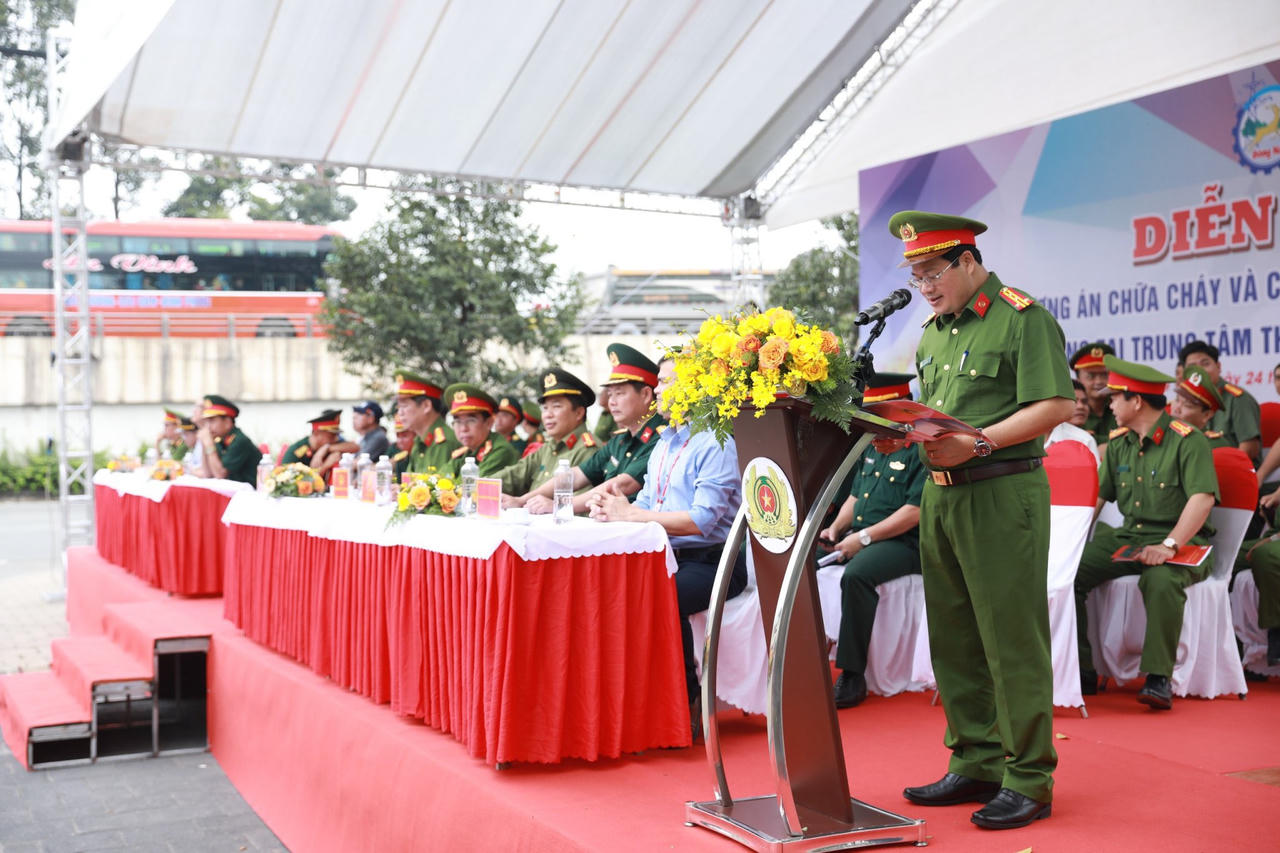 Hàng trăm cán bộ, chiến sĩ tham gia diễn tập chữa cháy tại Trung tâm thương mại Lotte Mart Đồng Nai