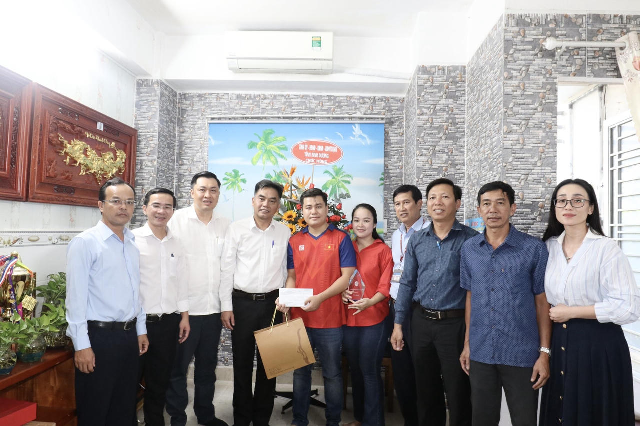 Lãnh đạo tỉnh Bình Dương chúc mừng nhà vô địch thế giới Lại Lý Huynh