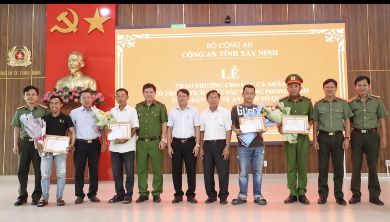 Khen thưởng 3 người dân tham gia truy bắt cướp