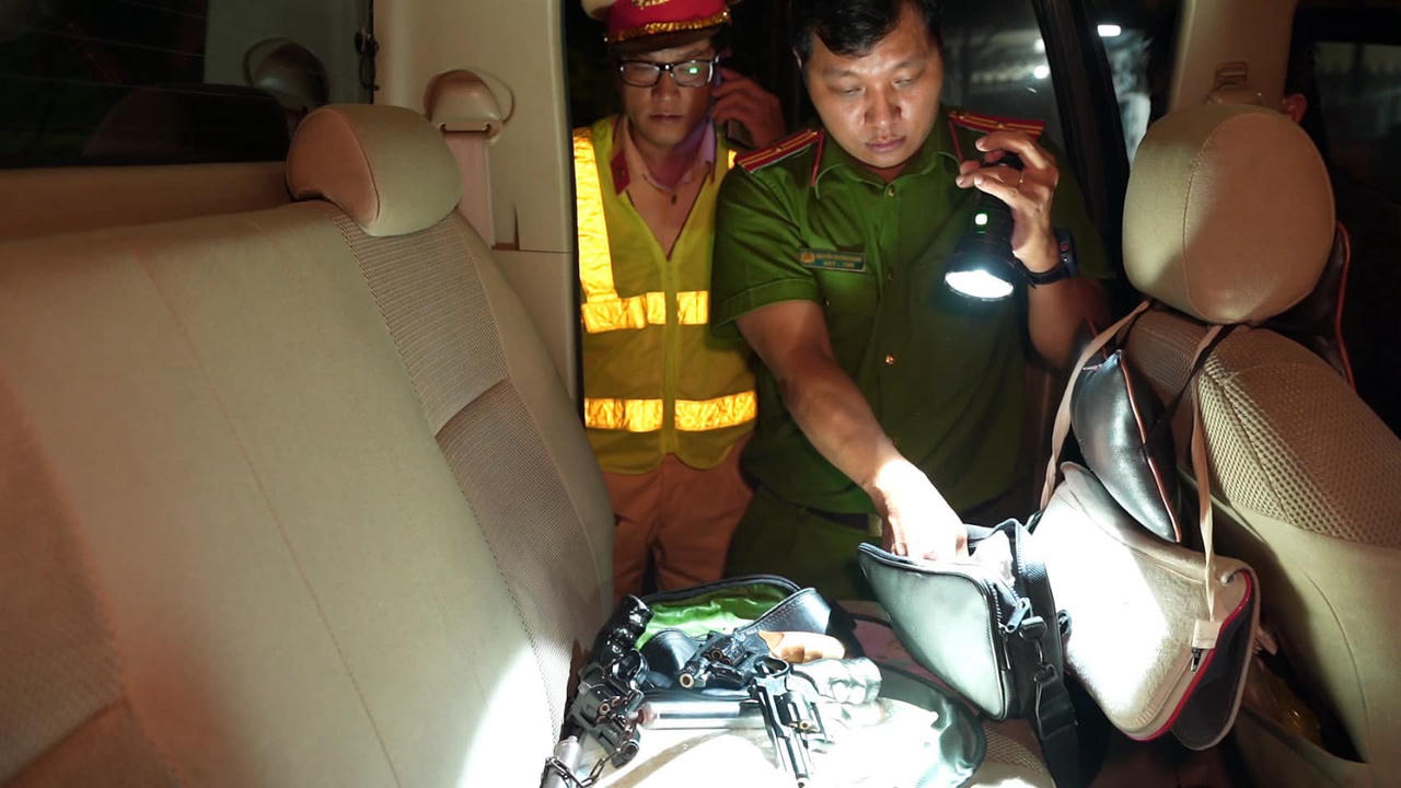 Phát hiện 7 đối tượng dương tính với ma túy, mang theo nhiều súng và dao