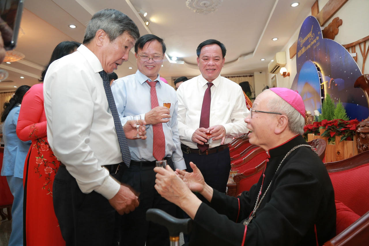 Phó Thủ tướng Trần Lưu Quang thăm và chúc mừng Giáng sinh tại Tòa Giám mục Giáo phận Xuân Lộc