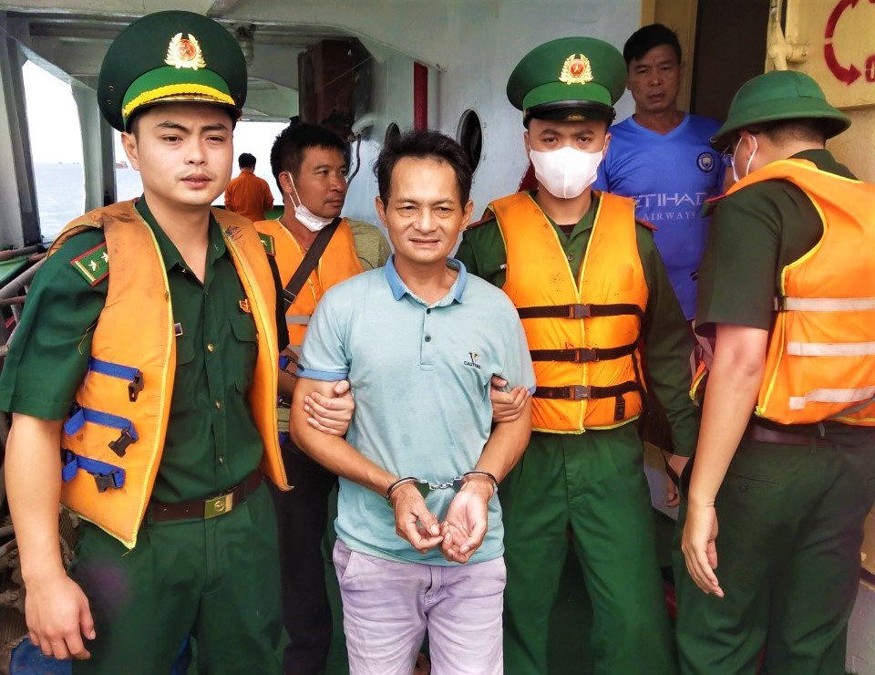 Bắt giữ hai đối tượng truy nã trốn trên tàu biển