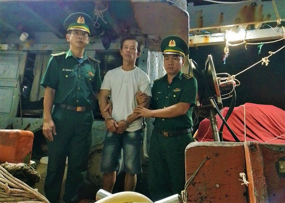 Bắt giữ hai đối tượng truy nã trốn trên tàu biển