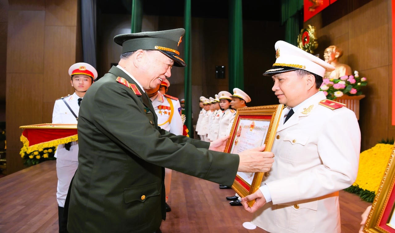 Công an tỉnh Đồng Nai vinh dự nhận Cờ thi đua của Bộ Công an