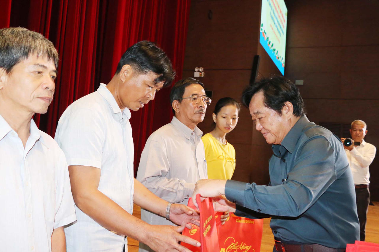 Trao 1.000 phần quà Tết đến người dân Bình Dương