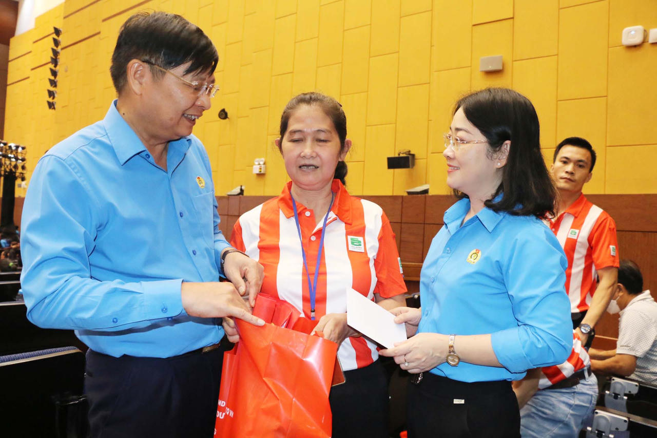 Trao 1.000 phần quà Tết đến người dân Bình Dương