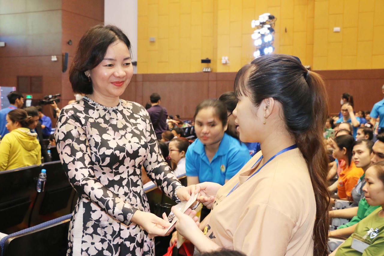 Trao 1.000 phần quà Tết đến người dân Bình Dương