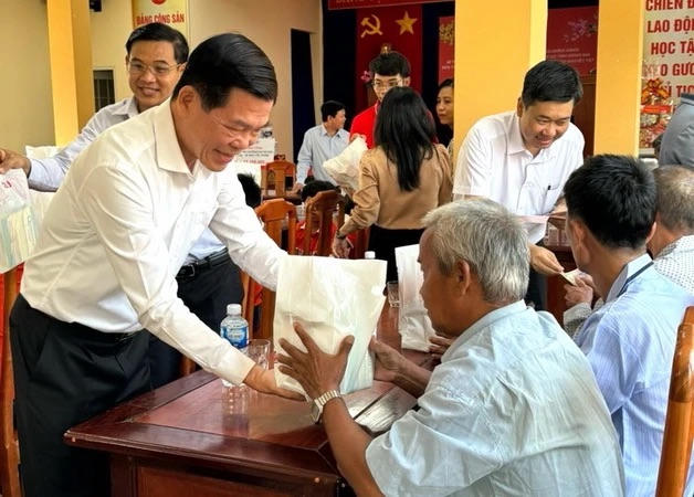 Đồng Nai chi hơn 300 tỷ giúp người nghèo đón tết