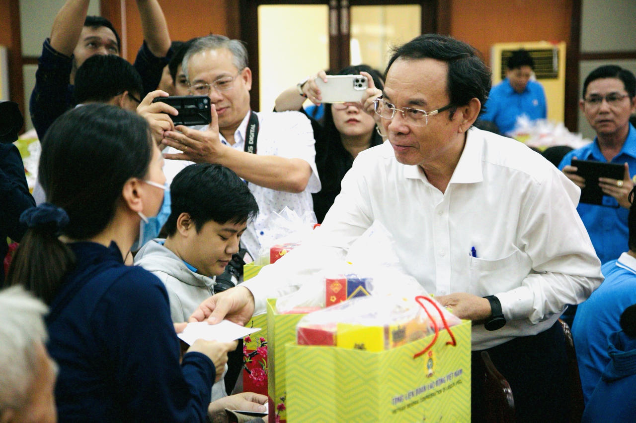 Bí thư Thành uỷ Tp Hồ Chí Minh chúc Tết, tặng quà người nghèo tại tỉnh Đồng Nai và Tây Ninh