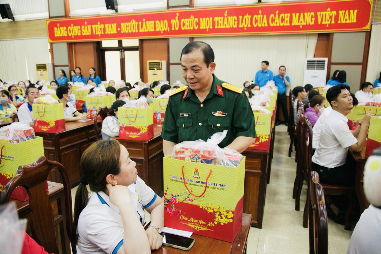 Bí thư Thành uỷ Tp Hồ Chí Minh chúc Tết, tặng quà người nghèo tại tỉnh Đồng Nai và Tây Ninh