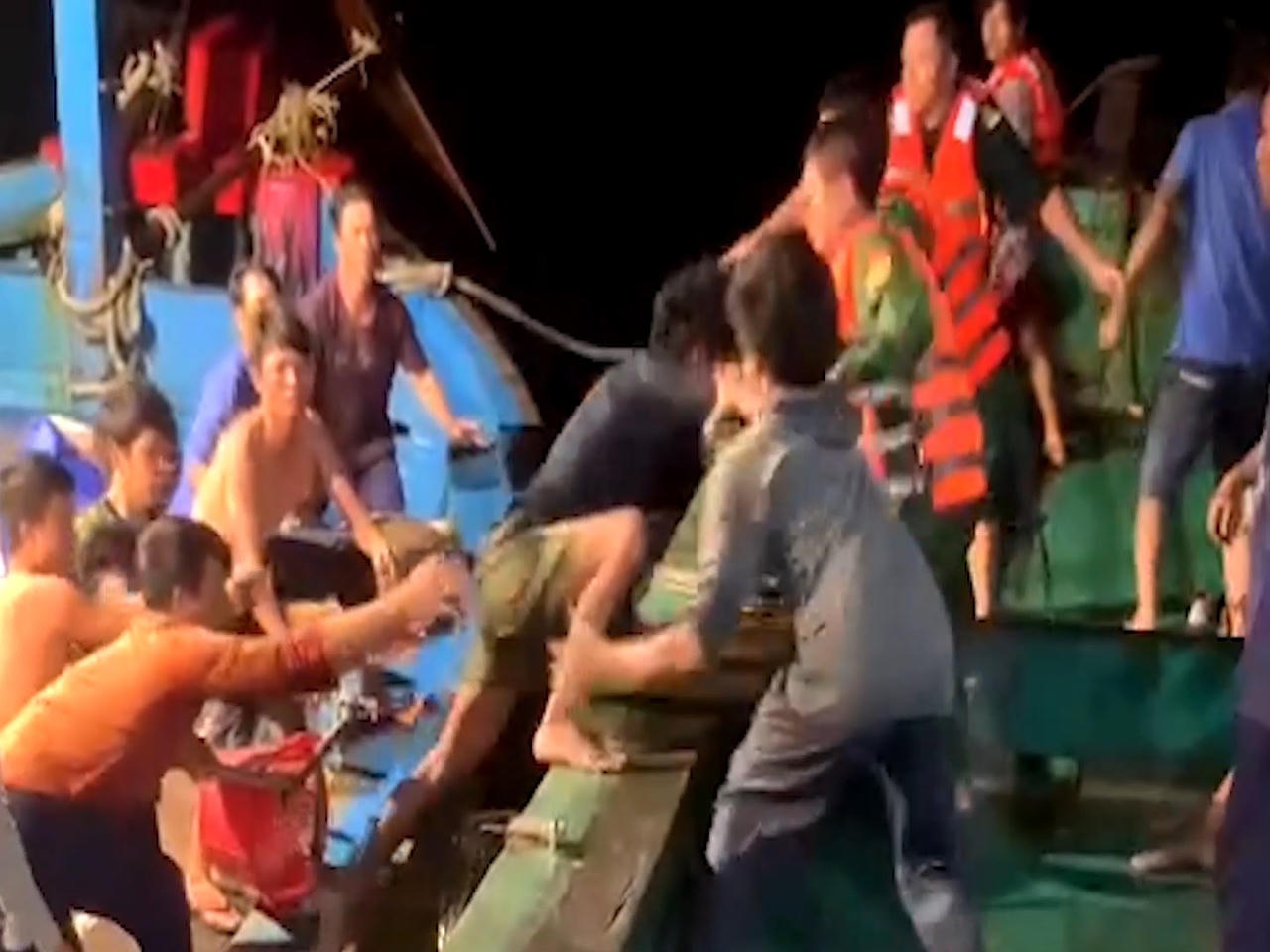 Cứu 12 thuyền viên nước ngoài bị nạn trên biển