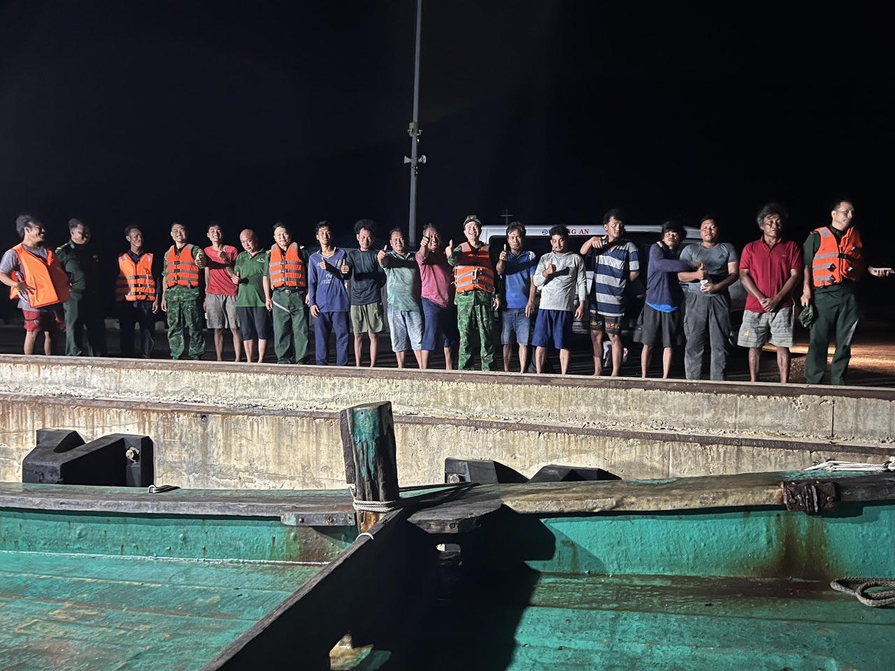 Cứu 12 thuyền viên nước ngoài bị nạn trên biển