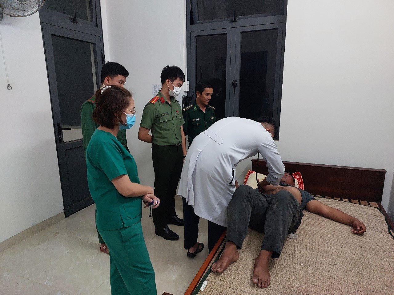 Cứu 12 thuyền viên nước ngoài bị nạn trên biển