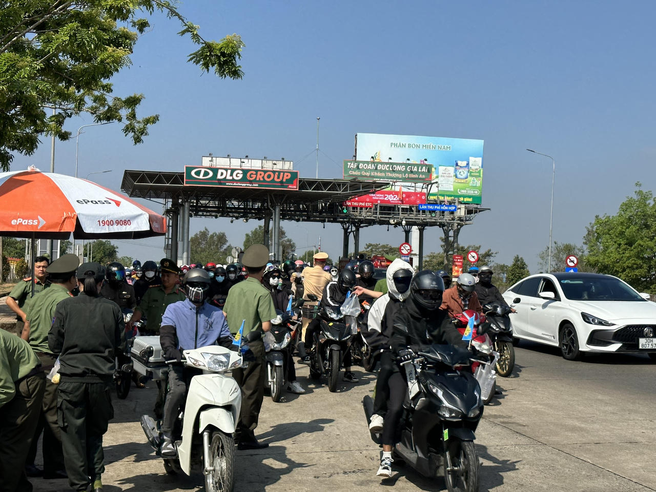 CSGT Đắk Nông hỗ trợ người dân về quê đón Tết