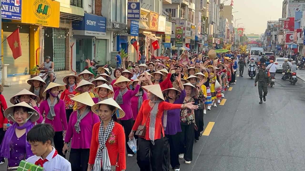 Đồng Nai: Hơn 800 người rước, dâng bánh 'kính nhớ tổ tiên'