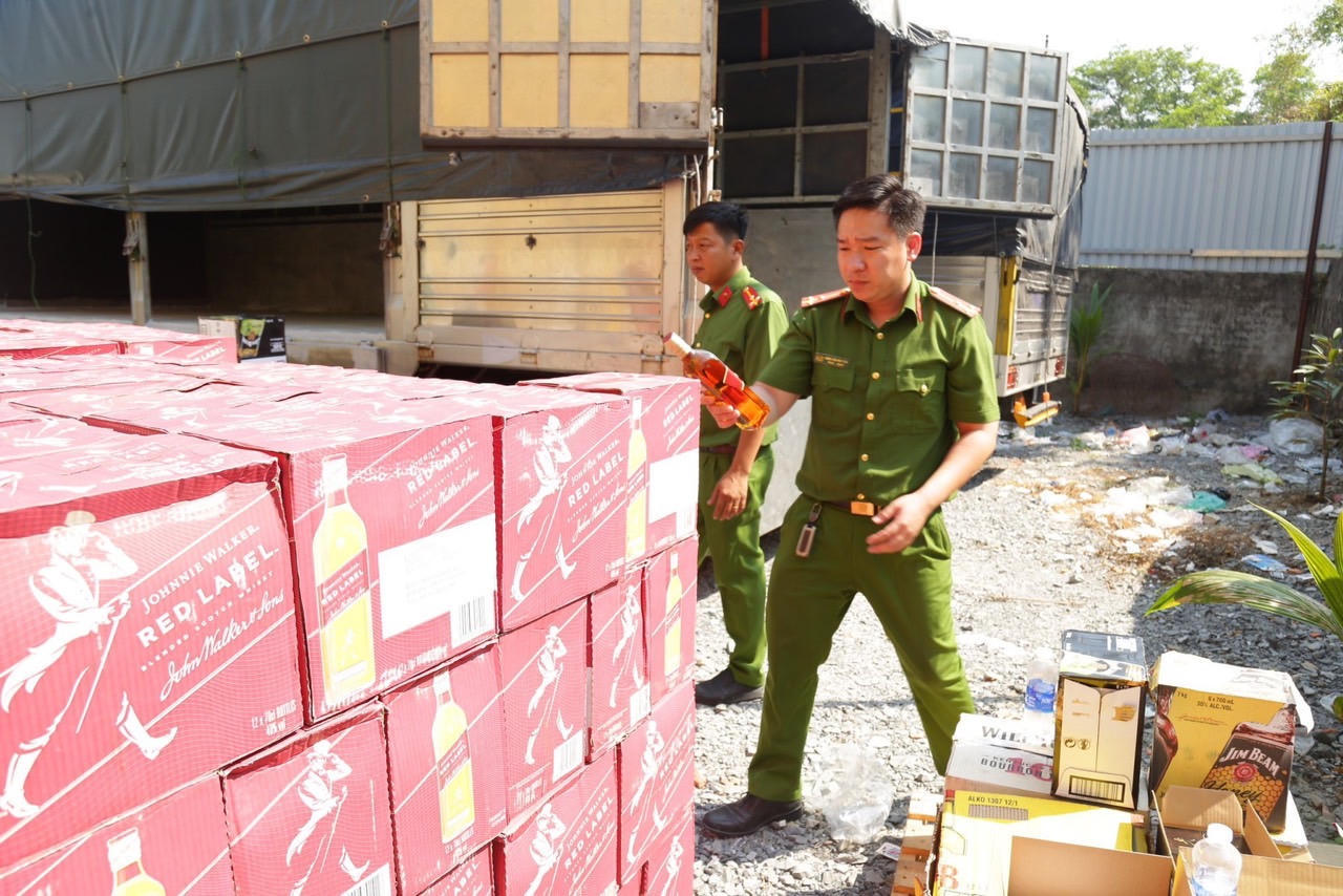 Bình Dương: Thu giữ 15.818 chai rượu ngoại không rõ nguồn