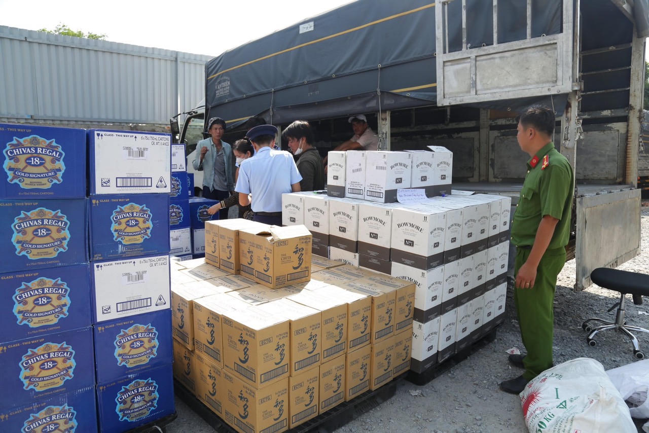 Bình Dương: Thu giữ 15.818 chai rượu ngoại không rõ nguồn