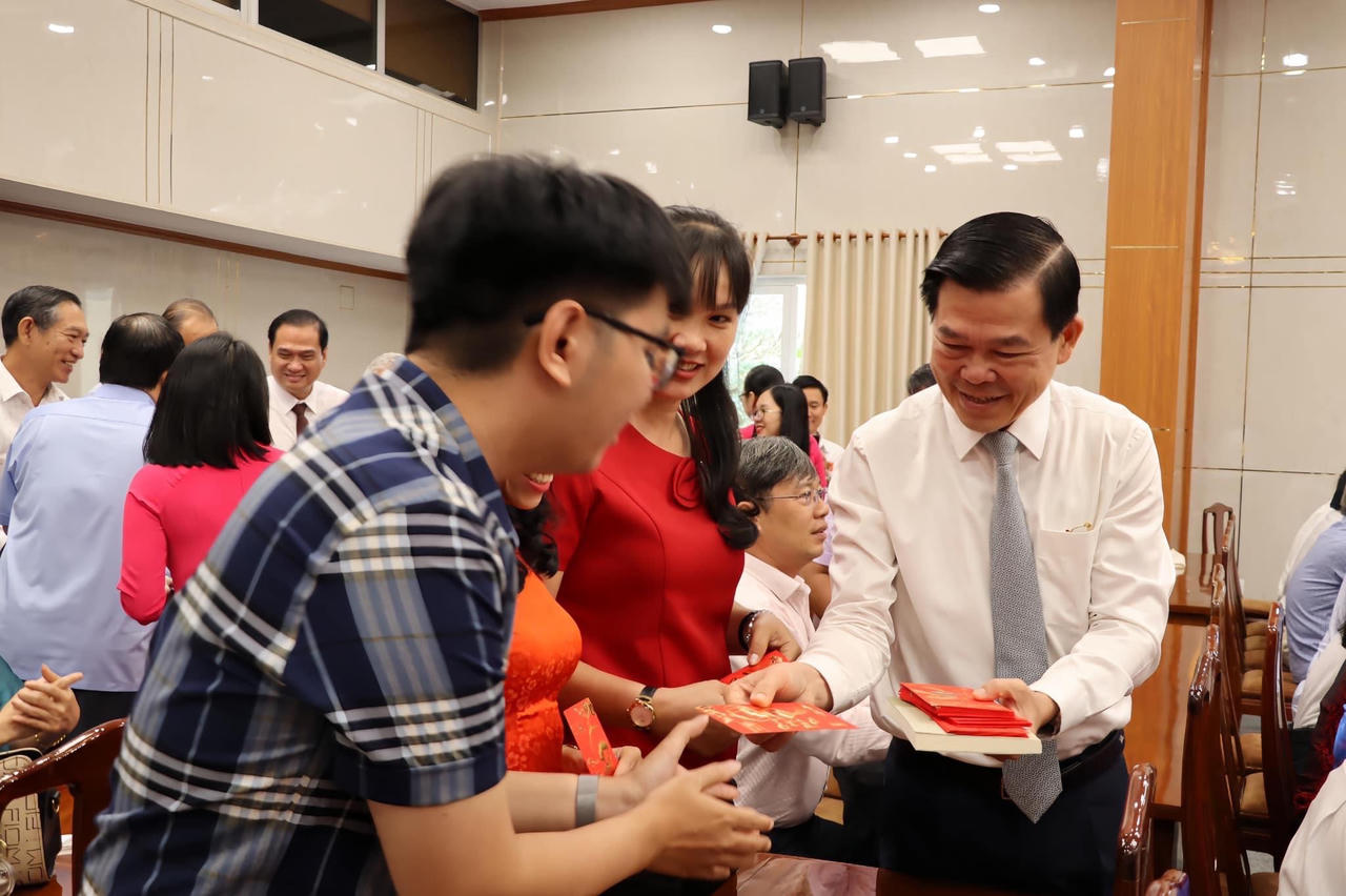 Tạo điều kiện cho đội ngũ văn nghệ sĩ và trí thức ở Đồng Nai cống hiến