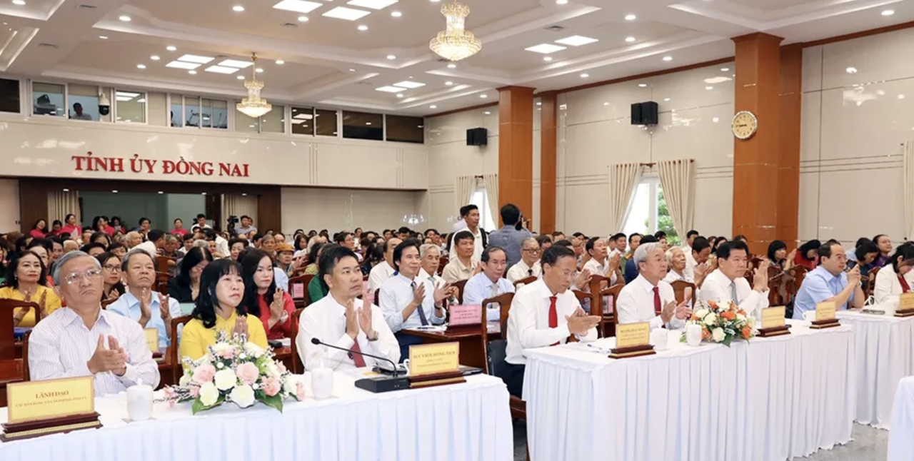 Tạo điều kiện cho đội ngũ văn nghệ sĩ và trí thức ở Đồng Nai cống hiến