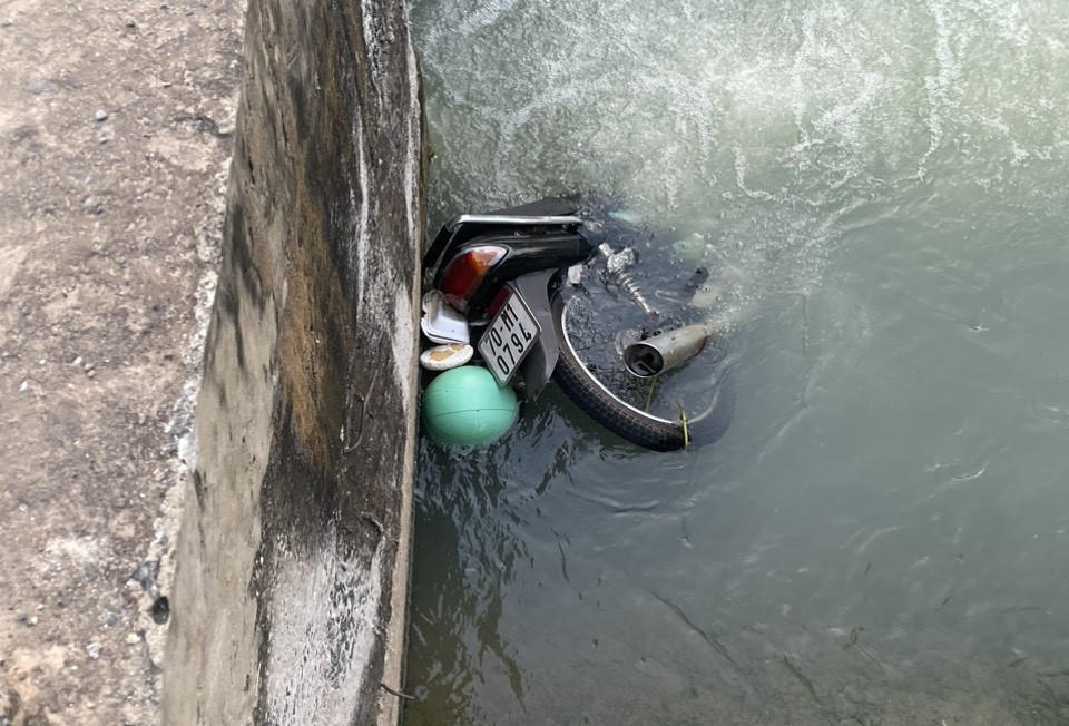 Thanh niên tử vong bất thường dưới kênh nước