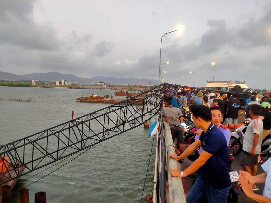 Cần cẩu bị đổ đè người đi đường tử vong