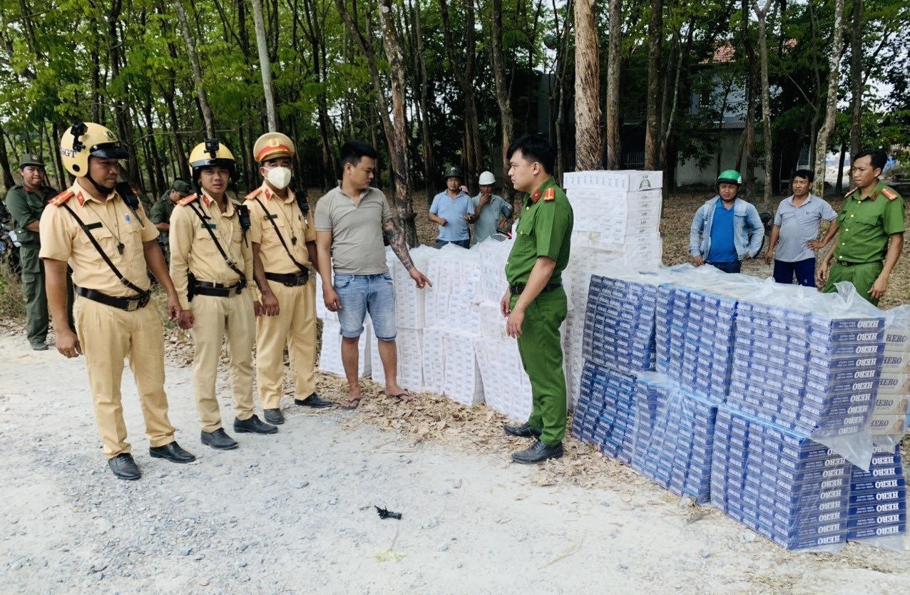 Bình Dương: Bắt giữ một tài xế xe bán tải chở 15.000 bao thuốc lá lậu