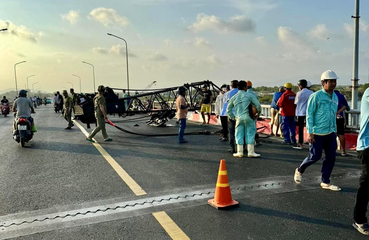 Điều tra vụ người đàn ông bị đầu cẩu đè chết trên cầu Cửa Lấp