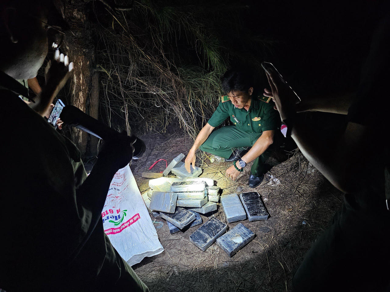 Phát hiện thêm 21 gói nghi là ma túy trôi dạt vào bờ biển Vũng Tàu