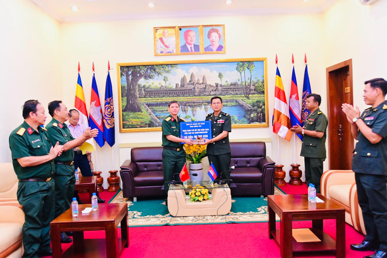 Đoàn công tác của lực lượng vũ trang tỉnh Đồng Nai thăm và chúc Tết Chol chanm Thmay tại Vương quốc Campuchia
