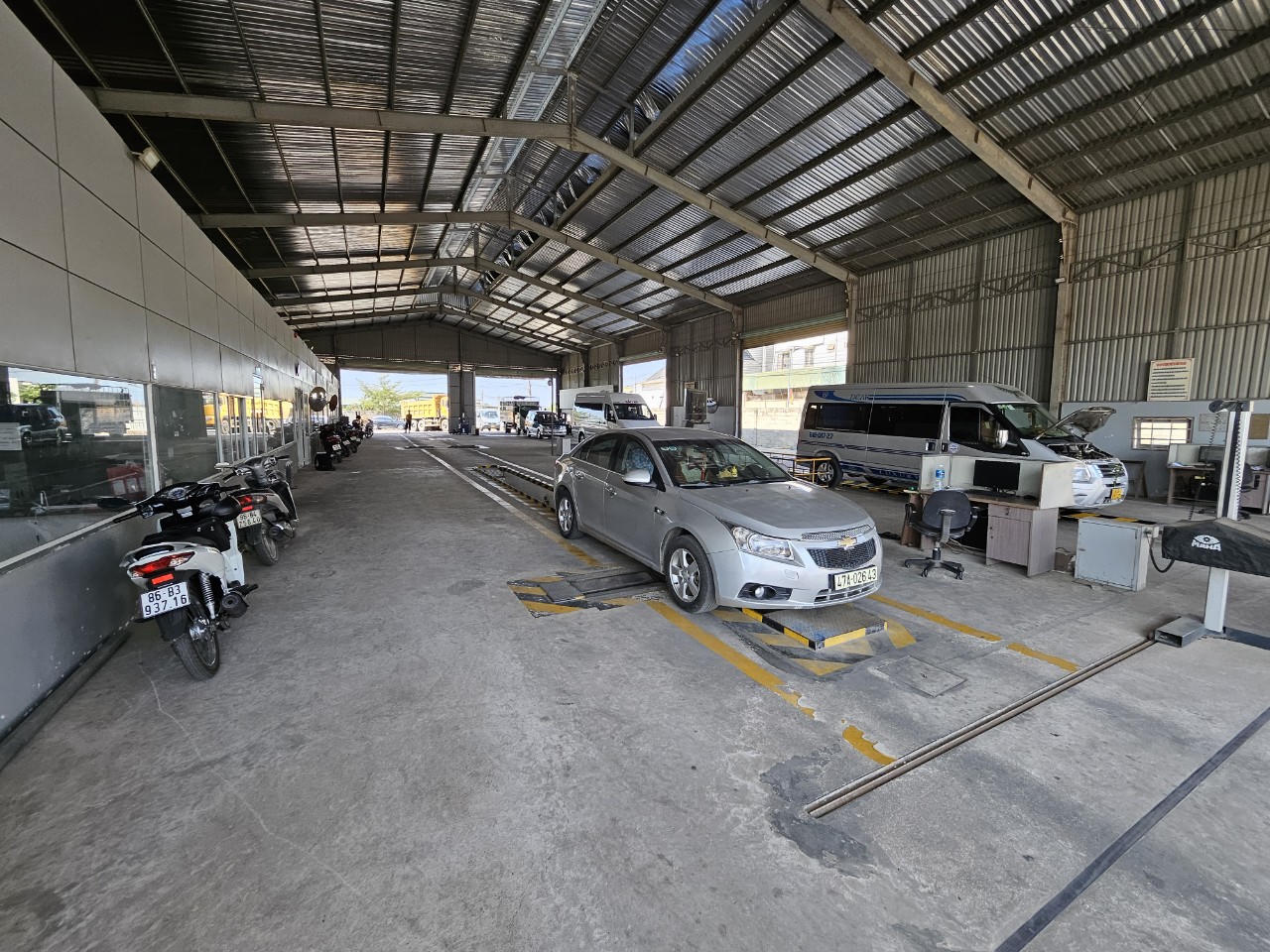 Hai phó giám đốc Trung tâm đăng kiểm bị bắt