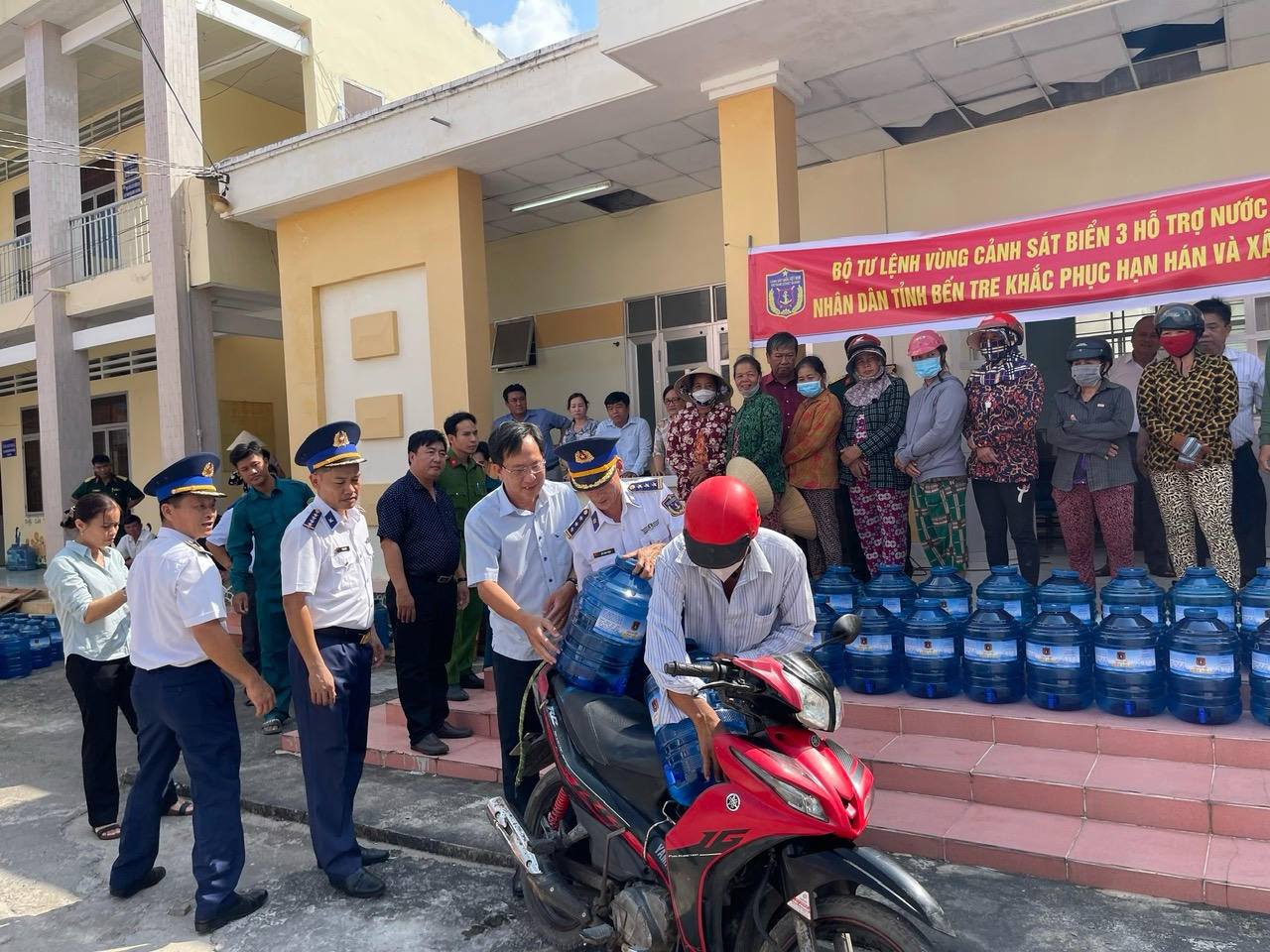 Bộ Tư lệnh Vùng Cảnh sát biển 3 hỗ trợ nước uống cho Nhân dân vùng hạn mặn