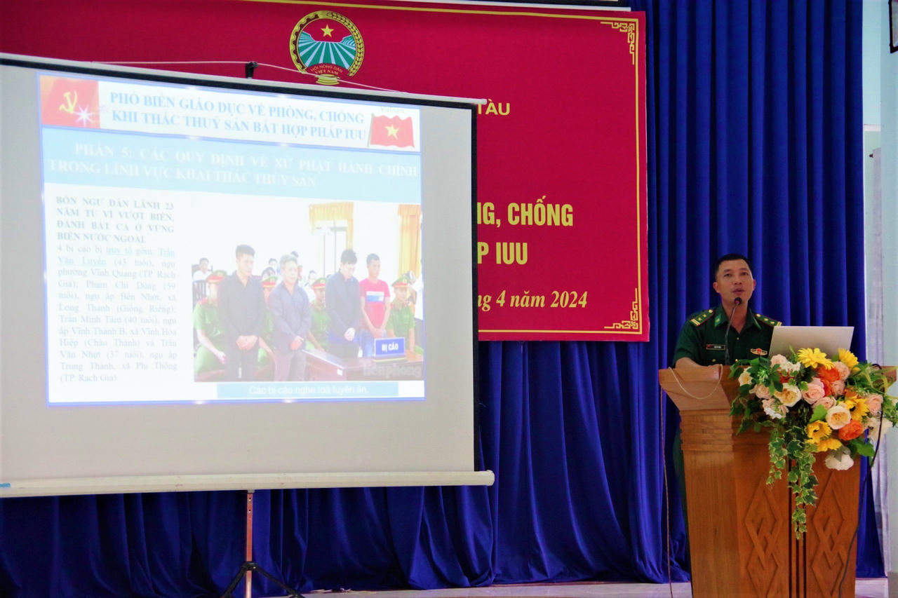 Tuyên truyền chống khai thác IUU cho 300 ngư dân