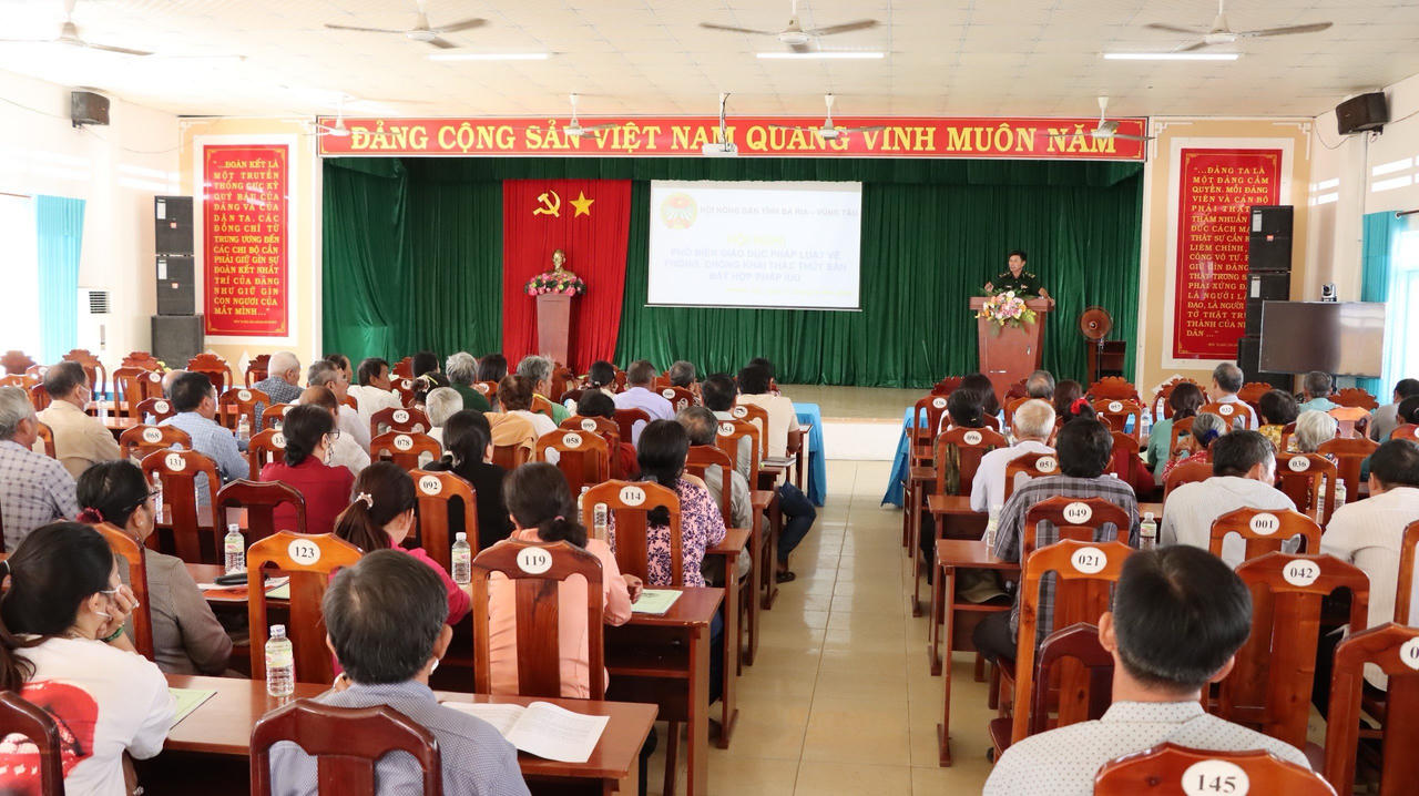 Tuyên truyền chống khai thác IUU cho 300 ngư dân