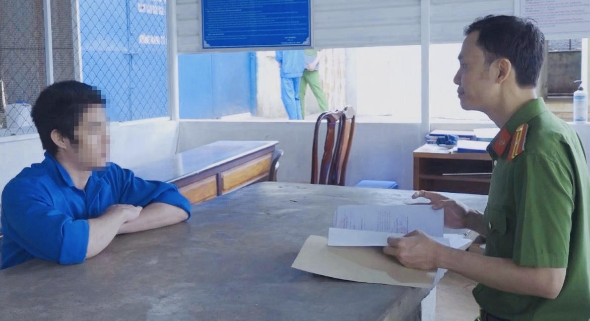 Truy tố 2 bị can về hành vi bắt giữ người trái pháp luật và cưỡng đoạt tài sản