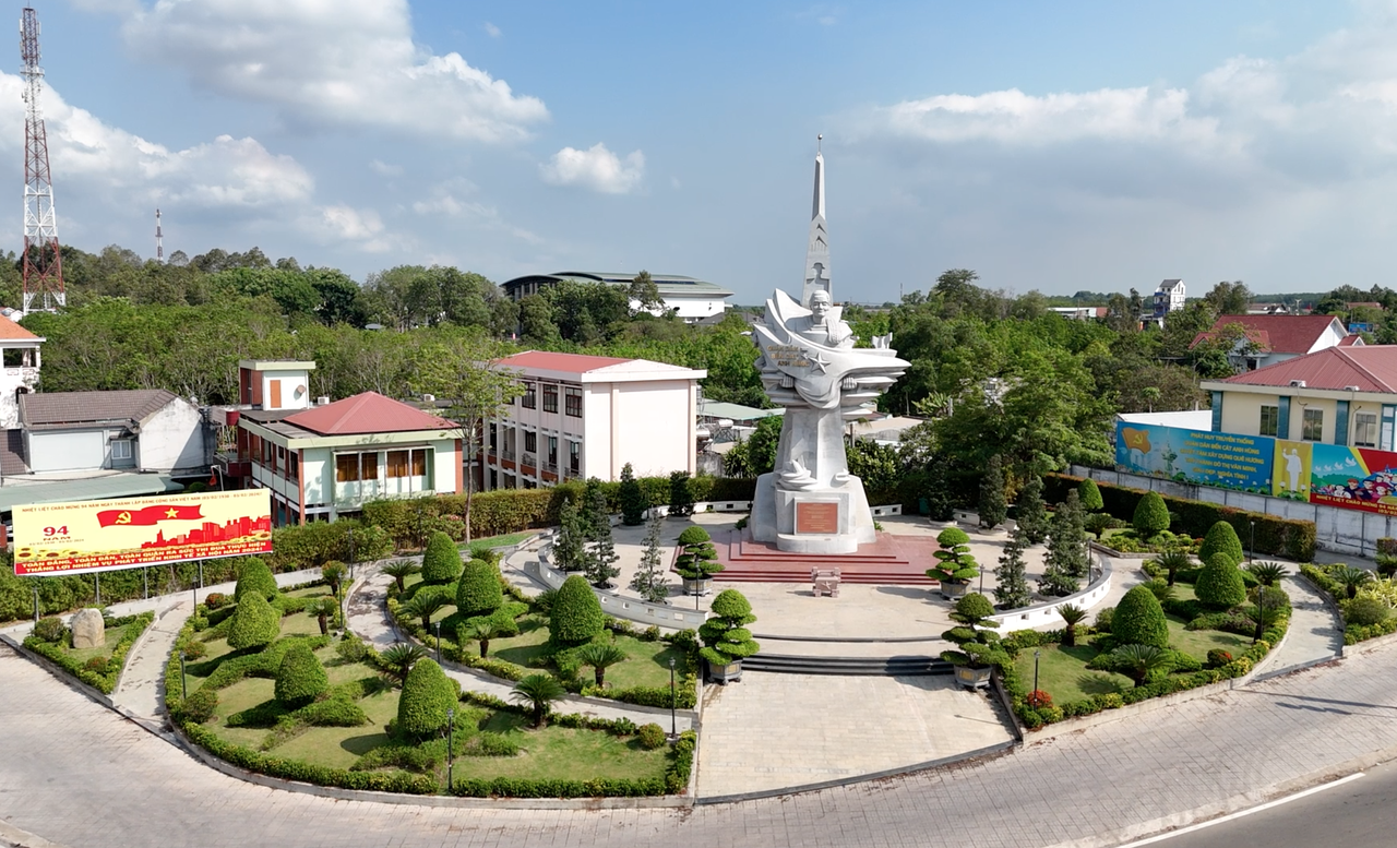 Bến Cát chính thức lên thành phố và đón nhận Huân chương lao động hạng Nhất