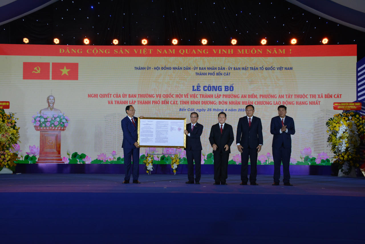 Bến Cát chính thức lên thành phố và đón nhận Huân chương lao động hạng Nhất