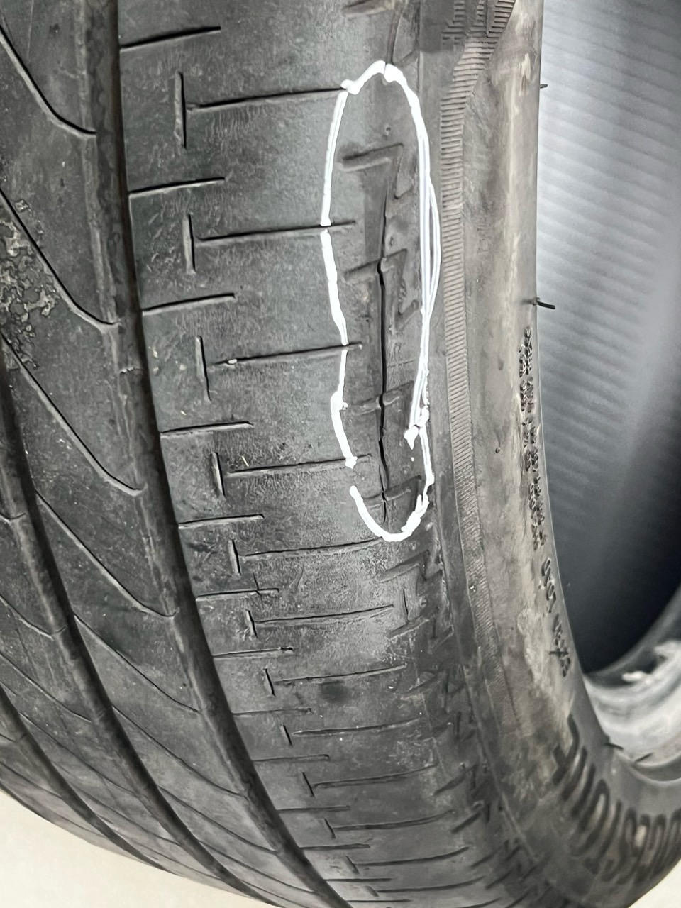 TP Thủ Đức: Xác minh đối tượng dùng dao đâm thủng lốp xe ô tô của người dân