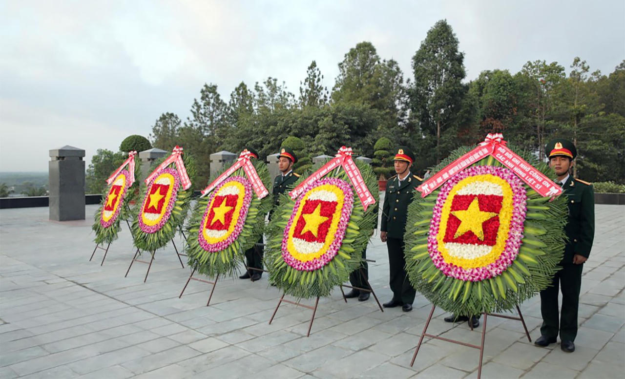 Lãnh đạo các tỉnh Đông Nam Bộ tri ân liệt sĩ nhân dịp 49 năm Ngày giải phóng miền Nam