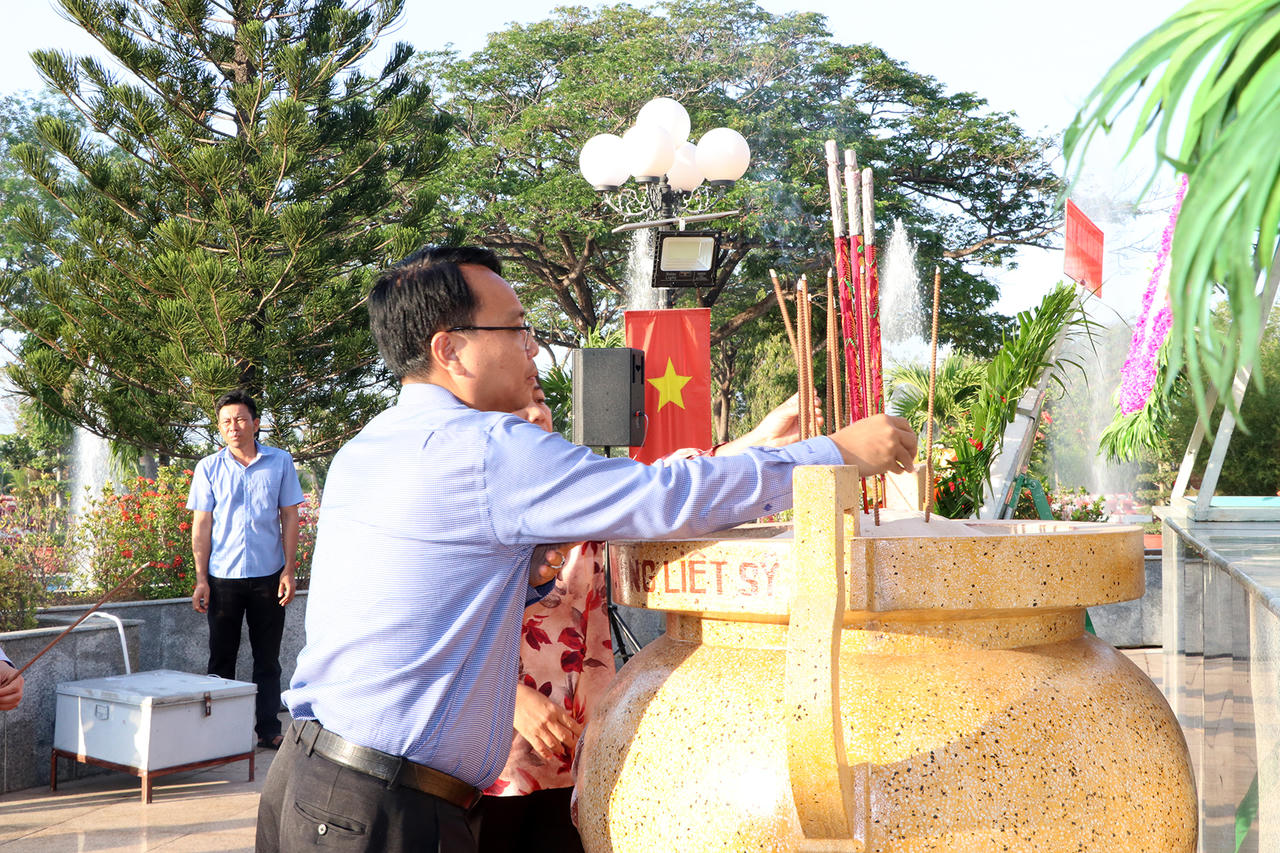 Lãnh đạo các tỉnh Đông Nam Bộ tri ân liệt sĩ nhân dịp 49 năm Ngày giải phóng miền Nam