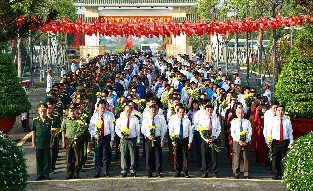 Lãnh đạo các tỉnh Đông Nam Bộ tri ân liệt sĩ nhân dịp 49 năm Ngày giải phóng miền Nam