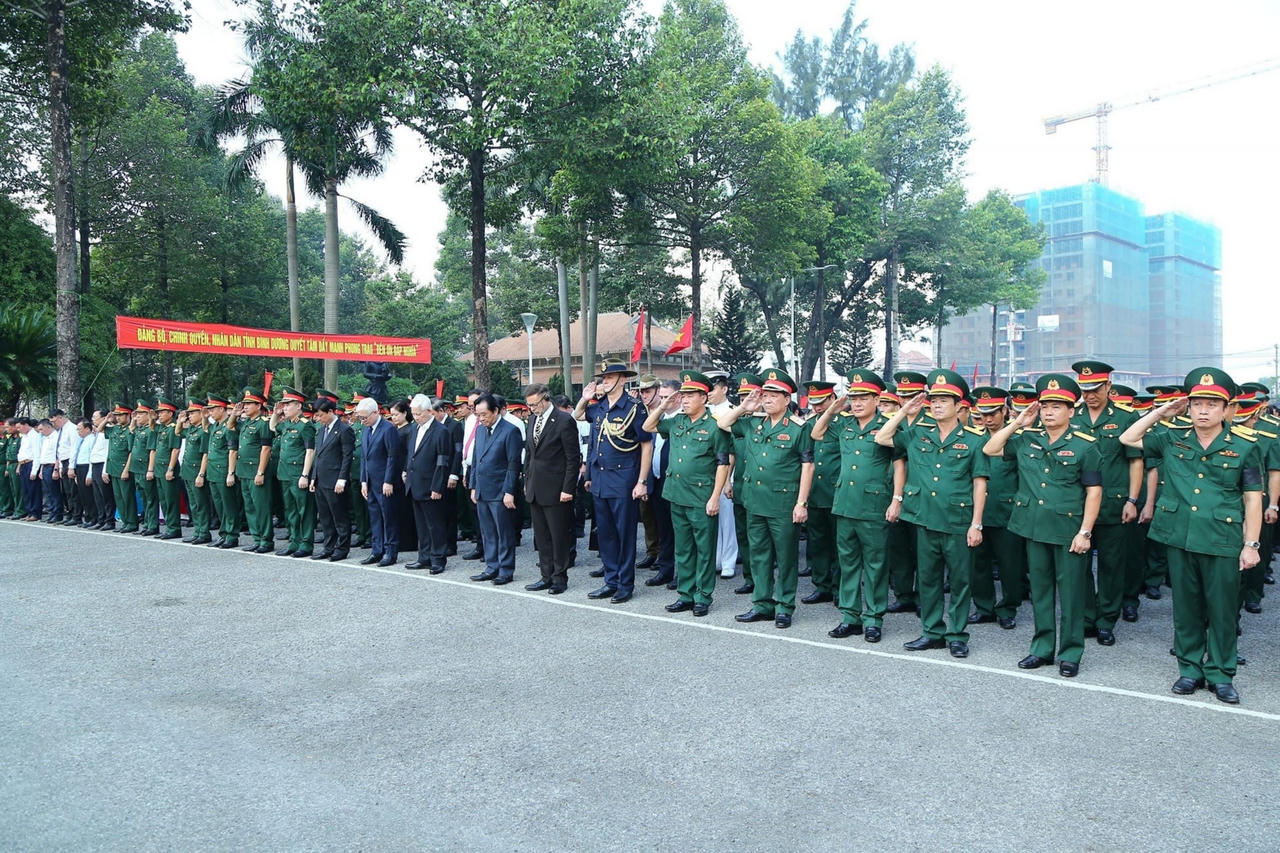 Lãnh đạo các tỉnh Đông Nam Bộ tri ân liệt sĩ nhân dịp 49 năm Ngày giải phóng miền Nam