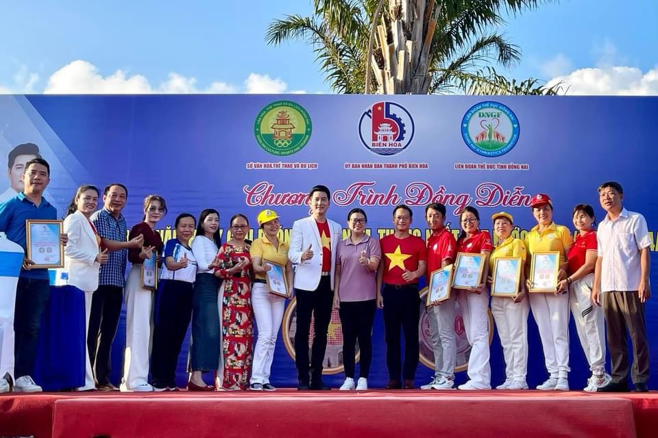 Đồng diễn, diễu hành xe đạp tại Biên Hòa kỷ niệm 49 năm Giải phóng miền Nam